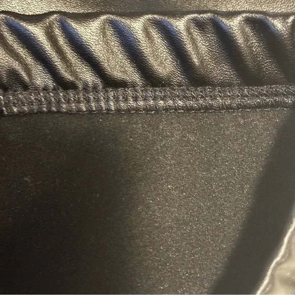 ❤️2/$14 or 3/$21❤️ NWT Baby Gap Black Vegan Leather Leggings, Size 4 - Picture 5 of 9